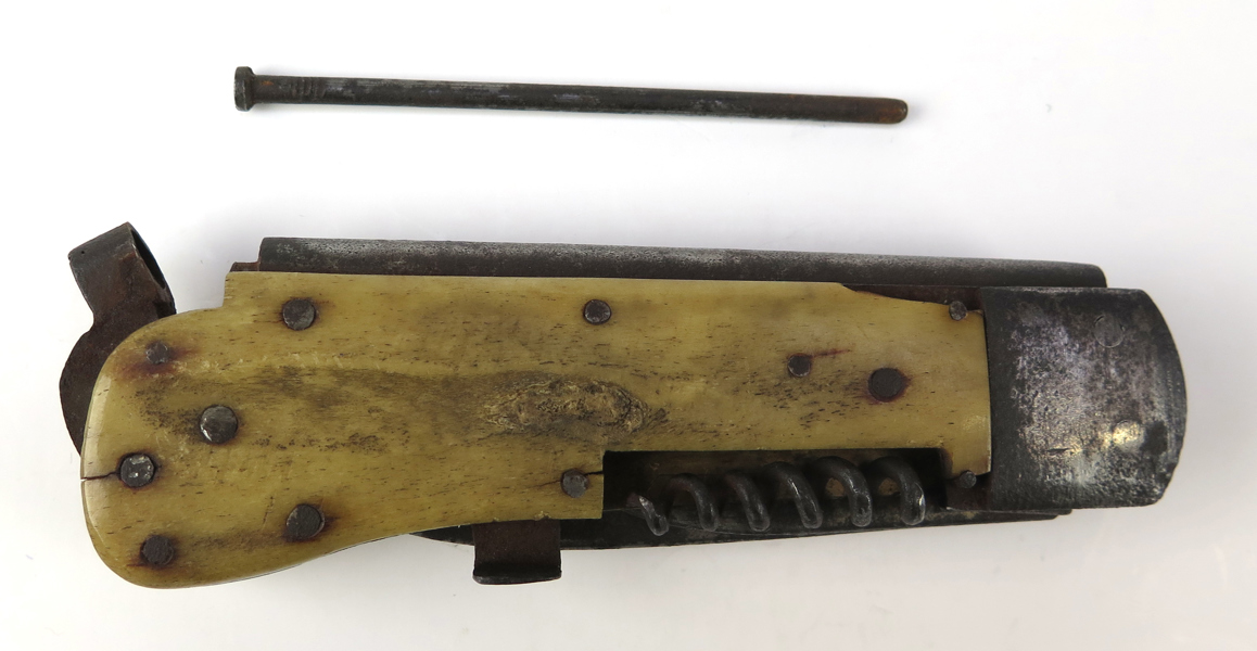 Knivpistol, slaglås, smide och ben, allmogearbete, 1800-tal, innehåller 2 knivar, korkskruv samt slaglåspistol cirka 7 mm, sammanfälld l 14 cm