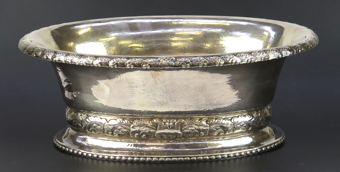 Jardinière/champagnekylare, silver, Swedish Grace, 1920-tal, heltäckande kulhamrad dekor, stämplad Hovjuvelerare C G Hallberg Stockholm 1920, l 44 cm, vikt 1800 gram, _35642a_8dc1371fb965584_lg.jpeg