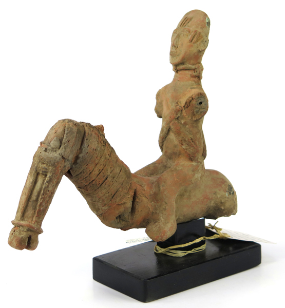 Skulpturfragment, terrakotta, Djenné, Mali, ryttare till häst, enligt påteckning åldersbedömd av Ralph Kotalla till 4-800 e Kr, längd 29 cm_35645a_8dc137551f8462e_lg.jpeg