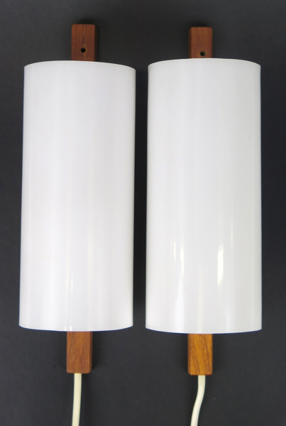 Jakobsson, Hans Agne, vägglampetter, 1 par, teak med vita plastkupor, etikettsignerade, h 28 cm_35692a_lg.jpeg