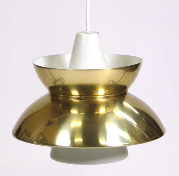 Utzon, Jørn för Louis Poulsen, taklampa, mässing och vitlackerad metall, 'Søværnspendeln', design 1949, h 25 cm, Utzon är mest känd som arkitekten bakom Sydney Opera House Australien_35695a_lg.jpeg