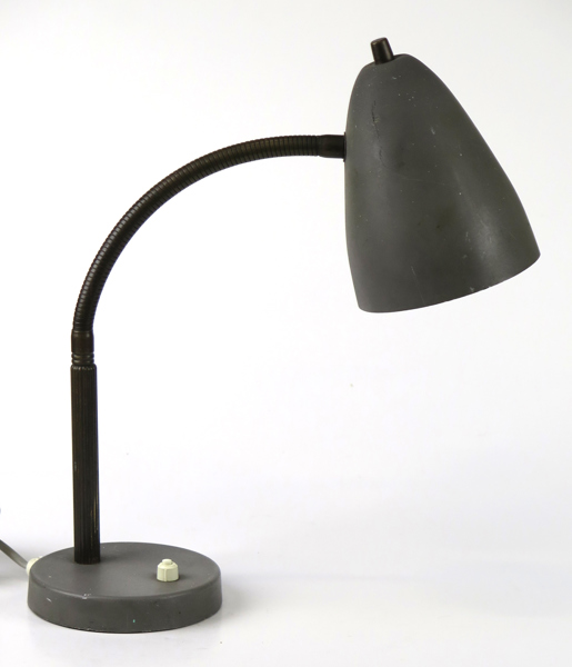 Okänd designer, 1950-tal, bordslampa, mässing och brännlackerad metall, justerbar höjd