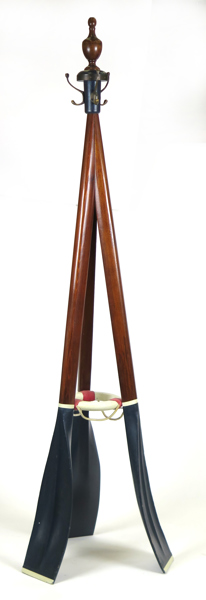 Tamburmajor, bemålat trä och metall, Newport, 1900-talets 2 hälft, dekor av åror och frälsarkrans, höjd 217 cm_35716a_8dc16a27a36ee88_lg.jpeg