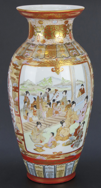 Vas, porslin, Kutani Japan, Meiji-Taishô, dekor i järnoxid och guld, signerad Kutan Zo..., h 37 cm_35738a_lg.jpeg