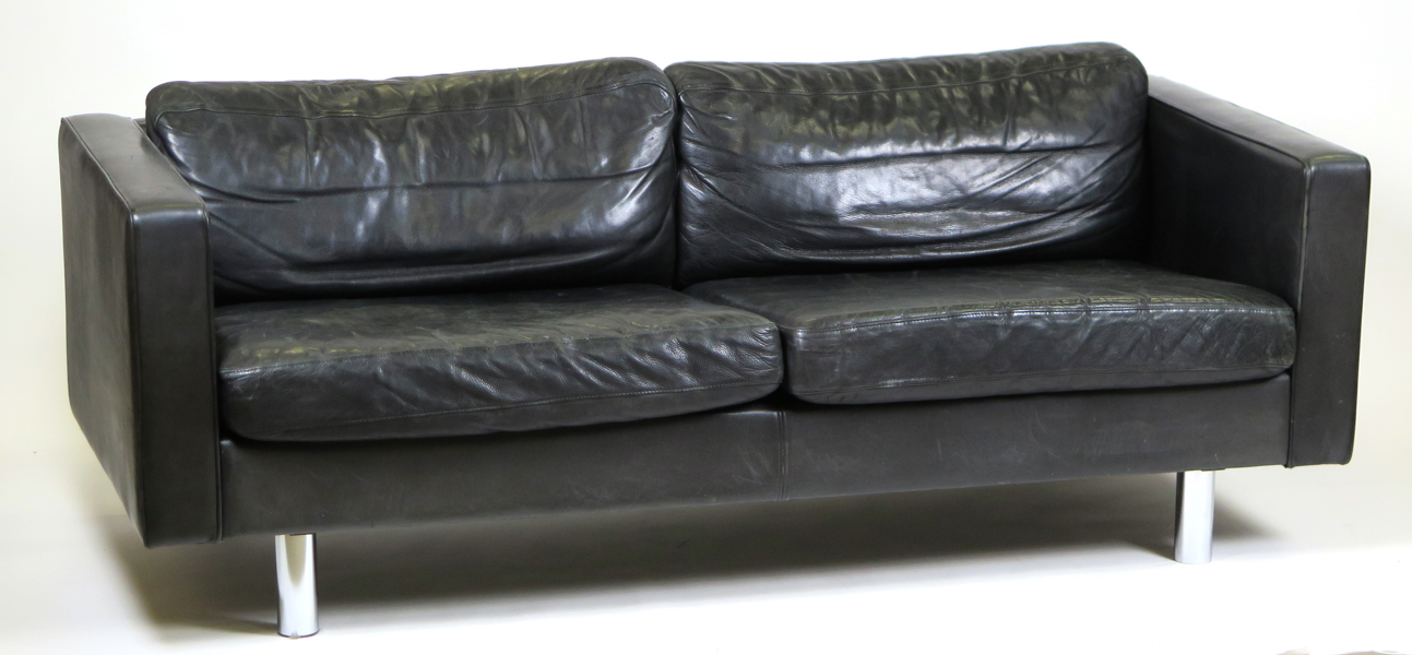 Illums design group för Illums Bolighus, soffa, svart anilinläder på stålben, "The Sofa", etikettmärkt, l 190 cm_35751a_lg.jpeg