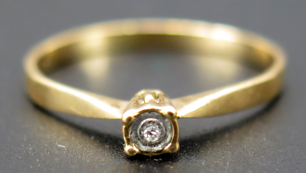 Ring, 18 karat rödguld med en åttkantslipad diamant, stämplad Guldsmeders inköps AB, innerdiameter 17 mm, vikt 1,6 gram, säljes till förmån för Kattfotens katthem