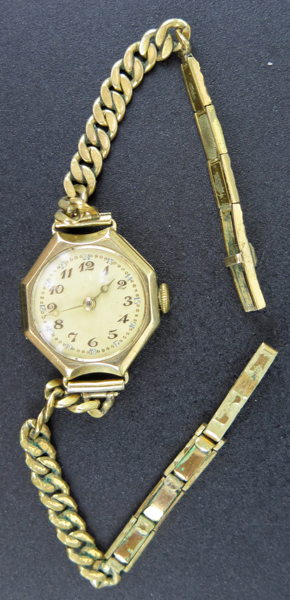 Damarmbandsur, 14 karat rödguld, Tyskland eller Schweiz, 1900-talets 1 hälft, 23 x 17 mm, medföljer länk i förgylld metall, säljes till förmån för Kattfotens katthem