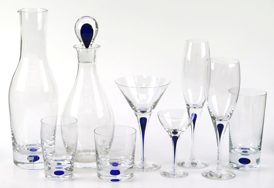 Lagerbielke, Erika för Orrefors, glasservis, "Intermezzo blå", design 1985, 9 rödvin-, 8 vitvin-, 8 likör-, 8 grogg-, 8 seltzer-, 8 martini-, 9 whiskyglas samt kanna och karaff, höjd 10-31 cm