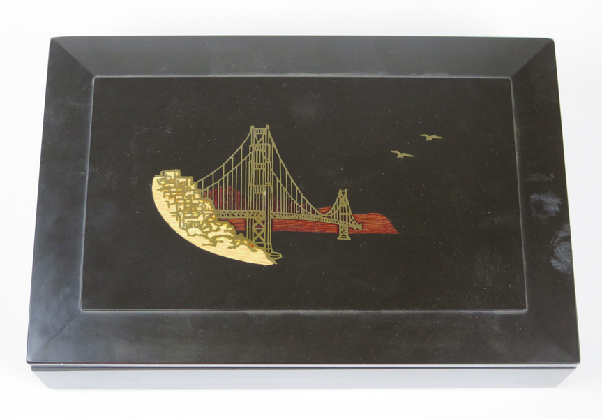 Okänd designer för Couroc of Monterey, skrin, bakelit med trä- och metallintarsia, dekor av Golden Gate,, gjuten signatur, l 29,5 cm_35767a_lg.jpeg