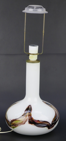 Lütken, Per för Holmegaard, bordslampa, polykrom dekor mot vit glasmassa, ur serien Cascade, design 1970, höjd inklusive skärmhållare 57 cm_35809a_lg.jpeg
