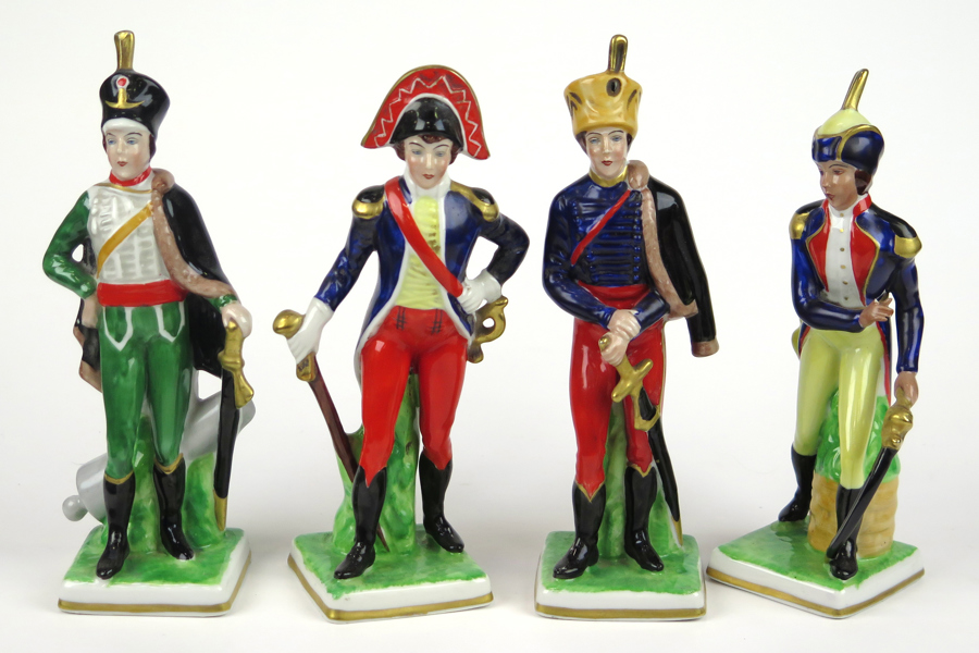 Figuriner, 4 st, porslin, Capo di Monte, 1900-tal, franska soldater från Napoleonkrigen, polykrom och förgylld dekor, h 18 - 19 cm, 1 finger med nagg_35843a_lg.jpeg