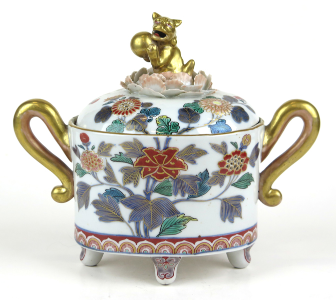 Rökelsekar, porslin, Japan, Meiji, 1800-talets 2 hälft, polykrom och förgylld dekor, genombrutet lock med dekor av Fo-hund i lotus, l 20 cm_35881a_lg.jpeg