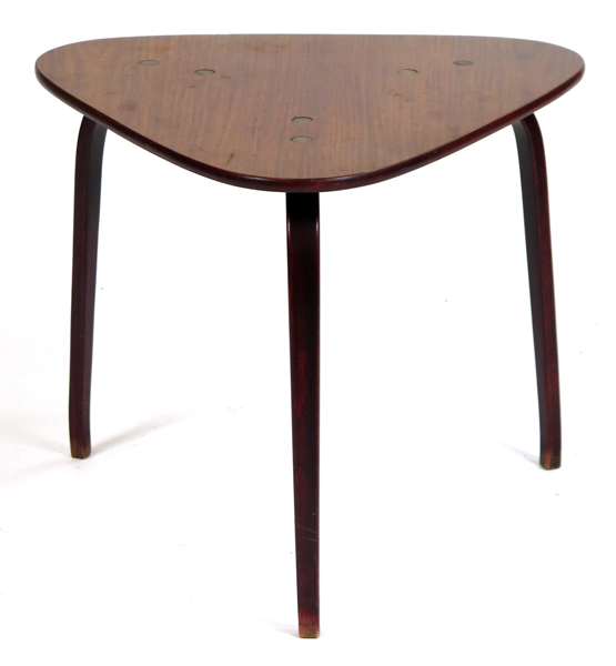 Ekström, Yngve för ESE-Möbler (senare Swedese), Vaggeryd, bord, palisander med mässingsbeslag, benställning i bonat böjträ, triangulär skiva, "Krok", design 1953, l 52 cm, _35886a_lg.jpeg