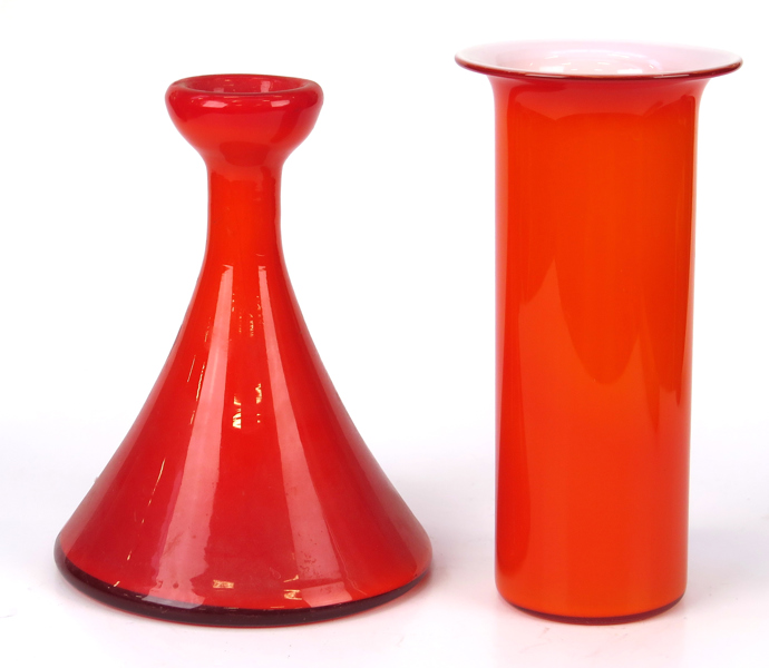 Lütken, Per för Kastrup-Holmegaard, vas samt ljusstake, glas, "Carnaby", design 1968, dekor i rött överfång, h 16 respektive 18 cm_35904a_lg.jpeg