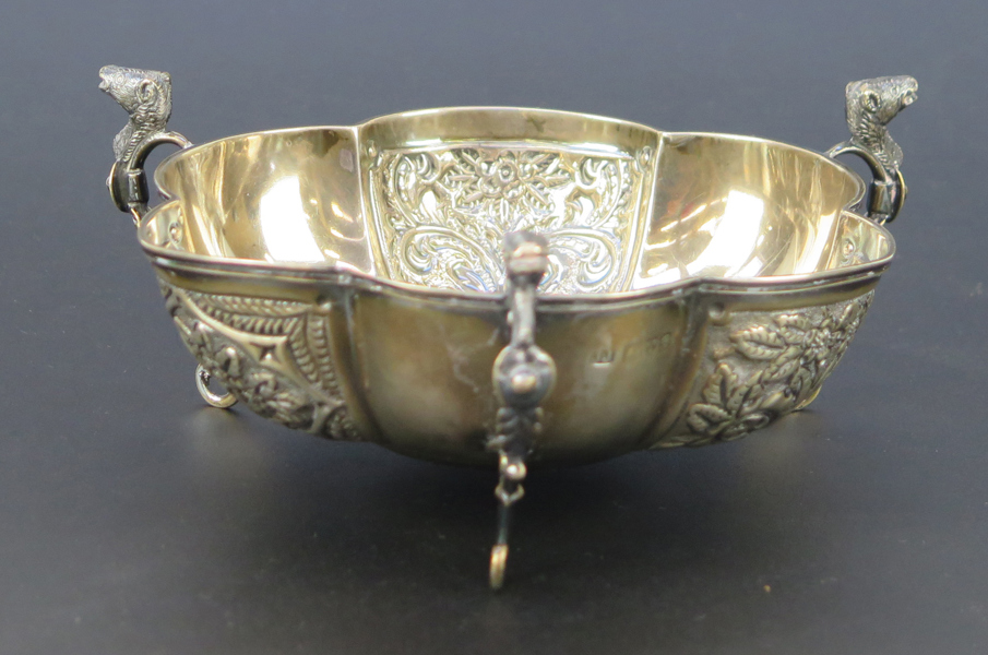 Skål på tre fötter, sterlingsilver, dekor av fabeldjur mm, signerad Jays 142-144 Oxford Street London, l 15 cm, vikt 115 gram