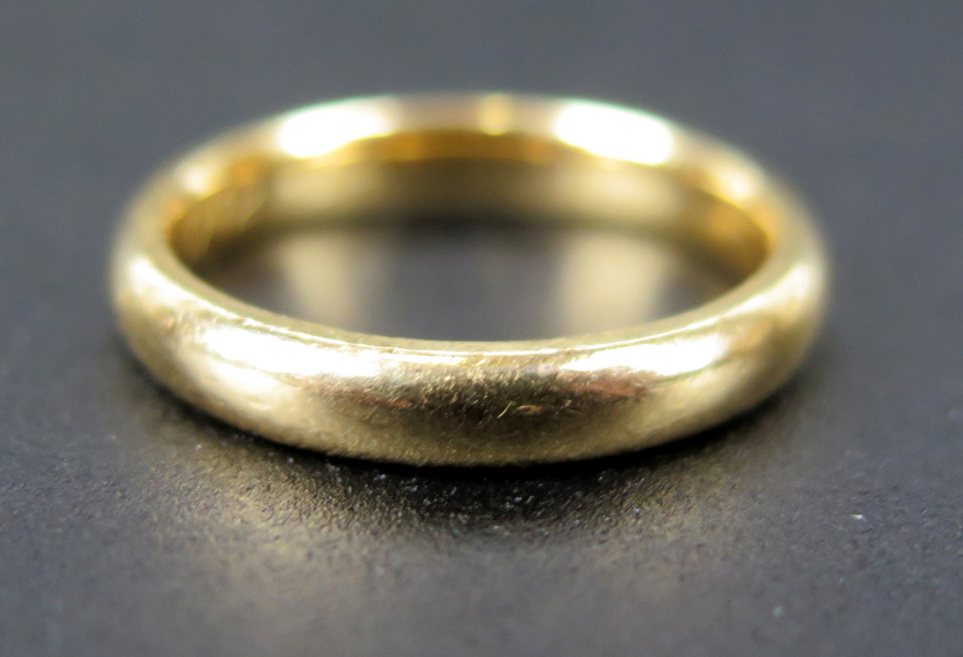 Ring 18 karat rödguld, innerdiameter 17 mm, vikt 4,9 gram