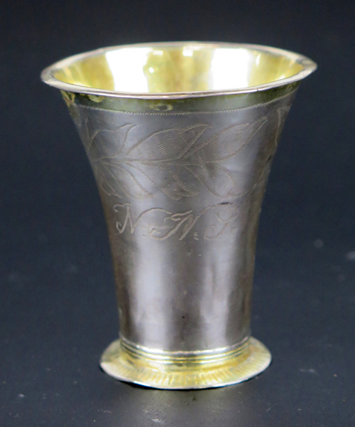 Bägare, silver, 1700-talets 2 hälft, svagt trumpetformad på låg fotring, invändigt förgylld, otydligt stämplad 1789, h 6,5 cm, vikt 20 gram_36170a_8dc1cf48b0d570c_lg.jpeg