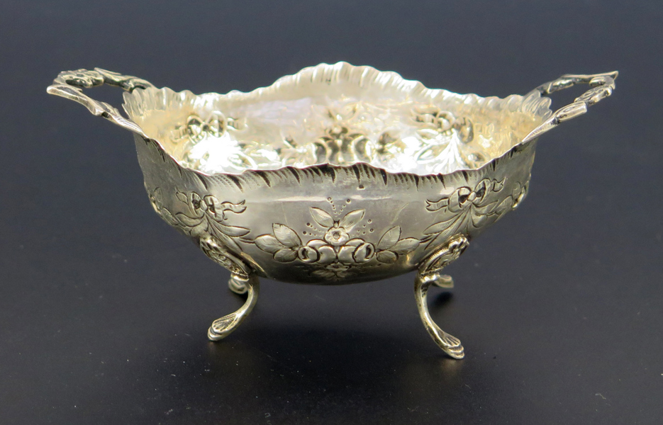 Konfektskål, silver, barockstil, dekor av växtlighet, oidentifierad stämpel, möjligen J D Schleissner & Söhne Hanau, sekelskiftet 1900, l 11 cm, vikt 40 gram