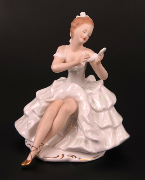 Figurin, porslin, Schaubachkunst, Wallendorf, sittande dansös, polykrom bemålning, höjd 17 cm_36278a_8dc27be72f0be37_lg.jpeg