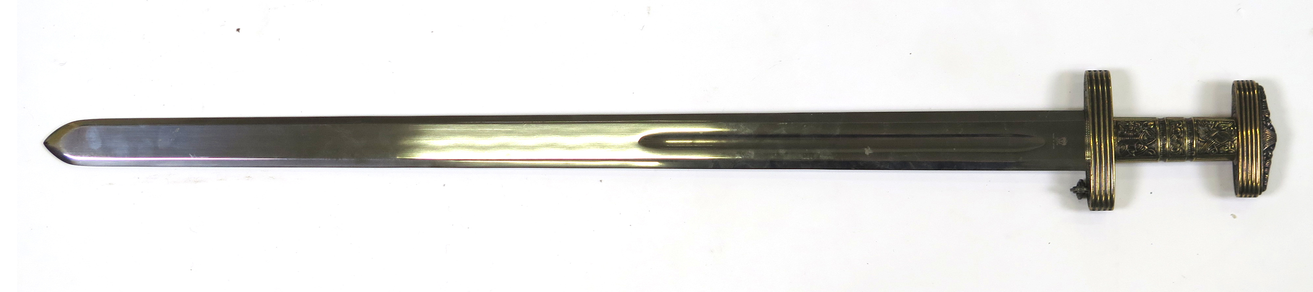 Svärd, stål med mässingsfäste, vendltidsstil, Spanien modern tillverkning, l 94 cm_36341a_8dc295f1b56d1a5_lg.jpeg