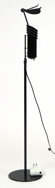 Ahlström, Stig & Kock, Claes för Ateljé Lyktan, golvlampa, svartlackerad metall, "Skarabé", design 1983, h 120-180 cm, framstår i närmast nyskick_36414a_8dc2c825464e7b6_lg.jpeg