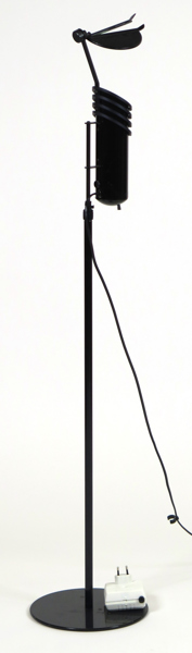 Ahlström, Stig & Kock, Claes för Ateljé Lyktan, golvlampa, svartlackerad metall, "Skarabé", design 1983, h 120-180 cm, framstår i närmast nyskick