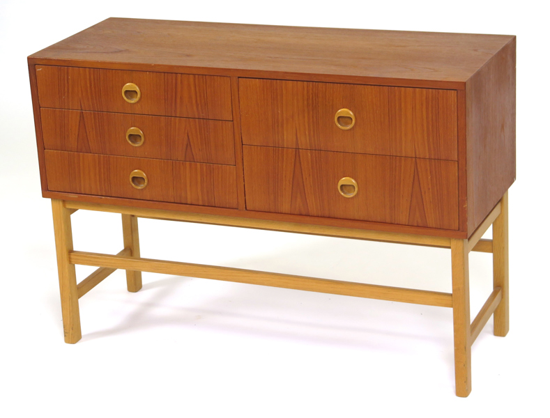 Okänd designer 1950-60-tal, byrå, teak, benställning i bok, 5 lådor, längd 82 cm