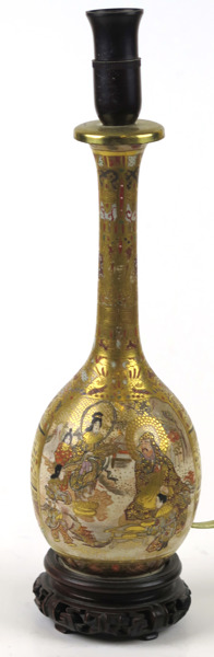 Okänd mästare, vas, flintgods, Kutani (?), sekelskiftet 1900, heltäckande dekor av heliga personer mm i guld, senare monterad till lampa, oidentifierad signatur Tsukuru, h exklusive lamphållare 26 cm_36473a_lg.jpeg