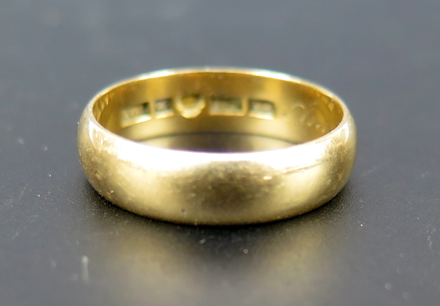 Ring, 18 karat rödguld, svårtydda svenska stämplar, innerdiameter 19 mm, vikt 6,4 gram_36525a_8dc2e1ab92e2cd9_lg.jpeg