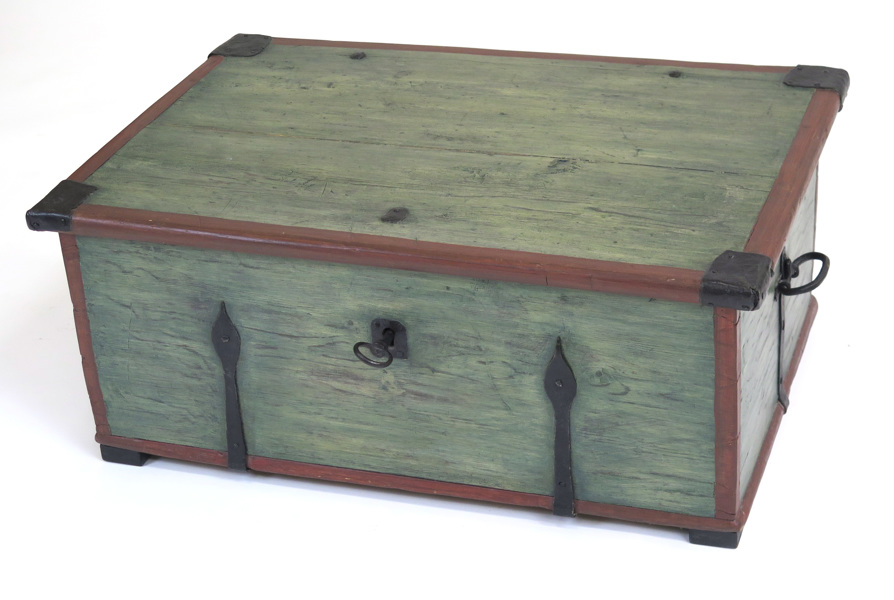 Kista, bemålat trä med järnbeslag, 1800-tal, _3657a_lg.jpeg