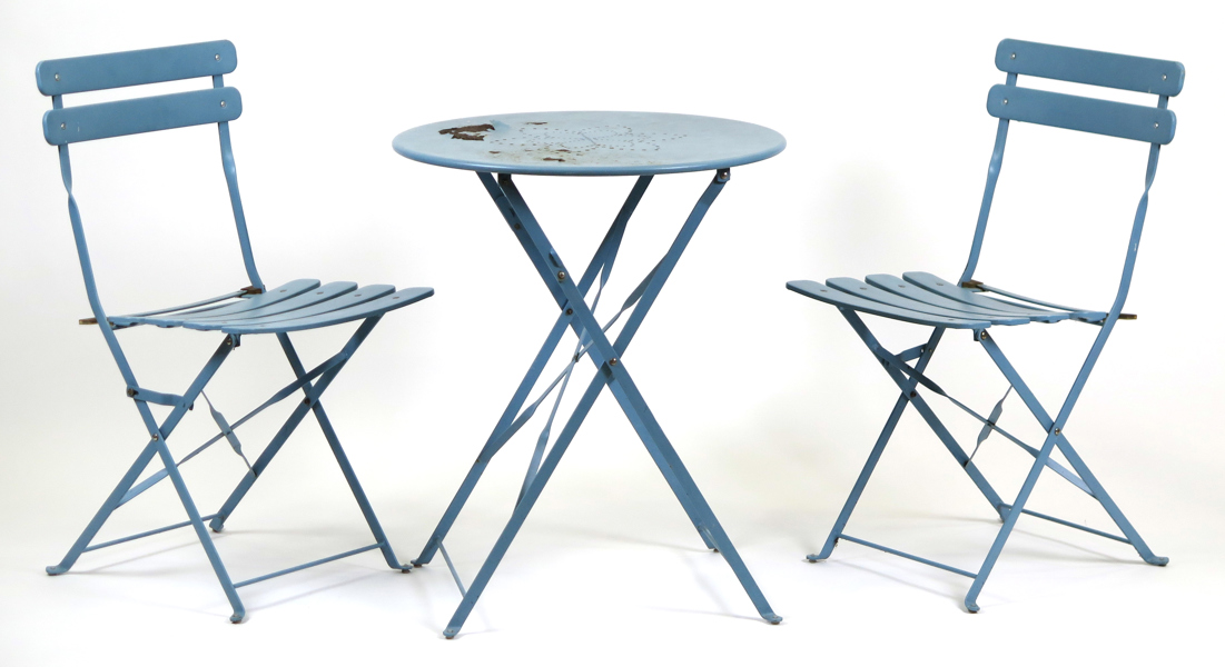 Okänd designer, trädgårdsmöblemang, bord samt 2 stolar, blålackerad metall, bord diameter 59 cm, slitage_36576a_lg.jpeg