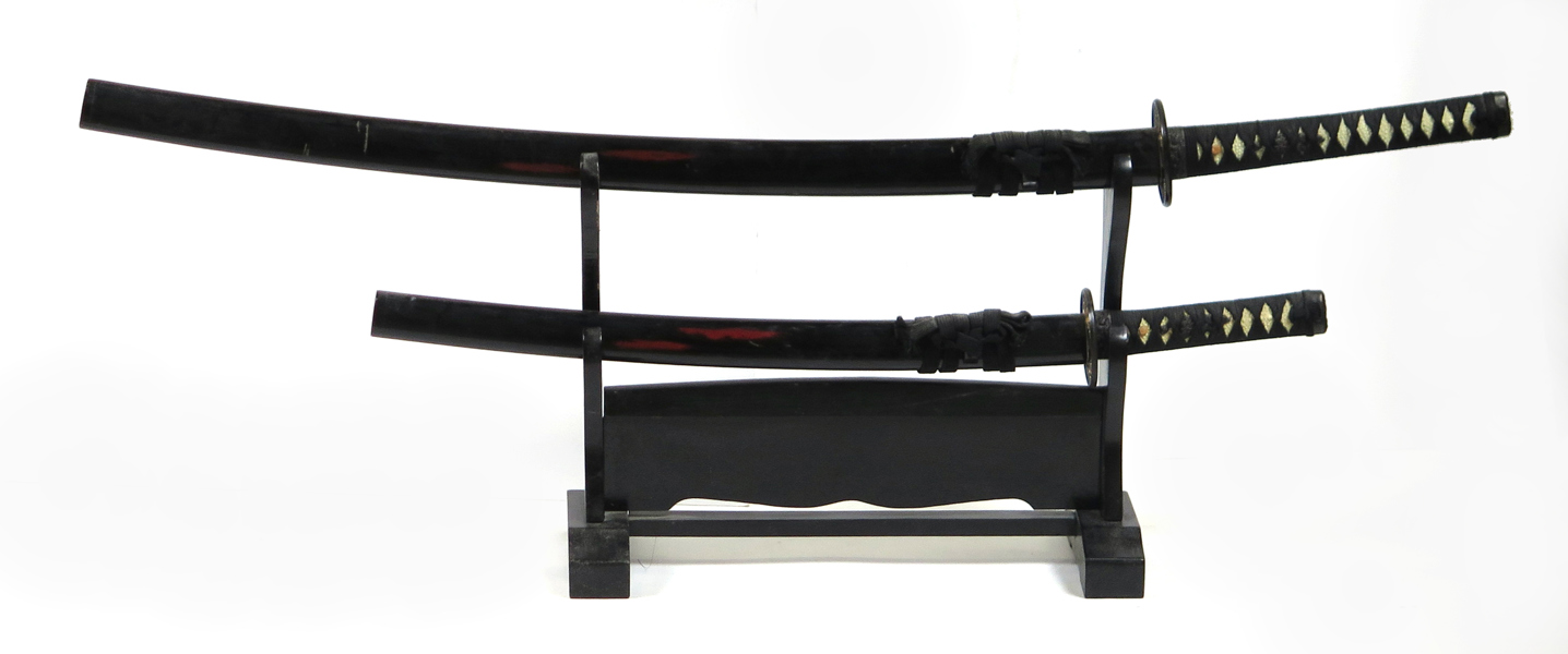 Katana samt Wakizashi, med baljor, Japan, modern tillverkning, tot längd 104 resp 70 cm, medföljer ställ