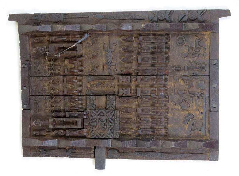 Dörr med skjutlås, skuret trä, Dogon, Mali, 1900-talets 2 hälft, 51 x 38 cm_36744a_8dc3166955e8360_lg.jpeg
