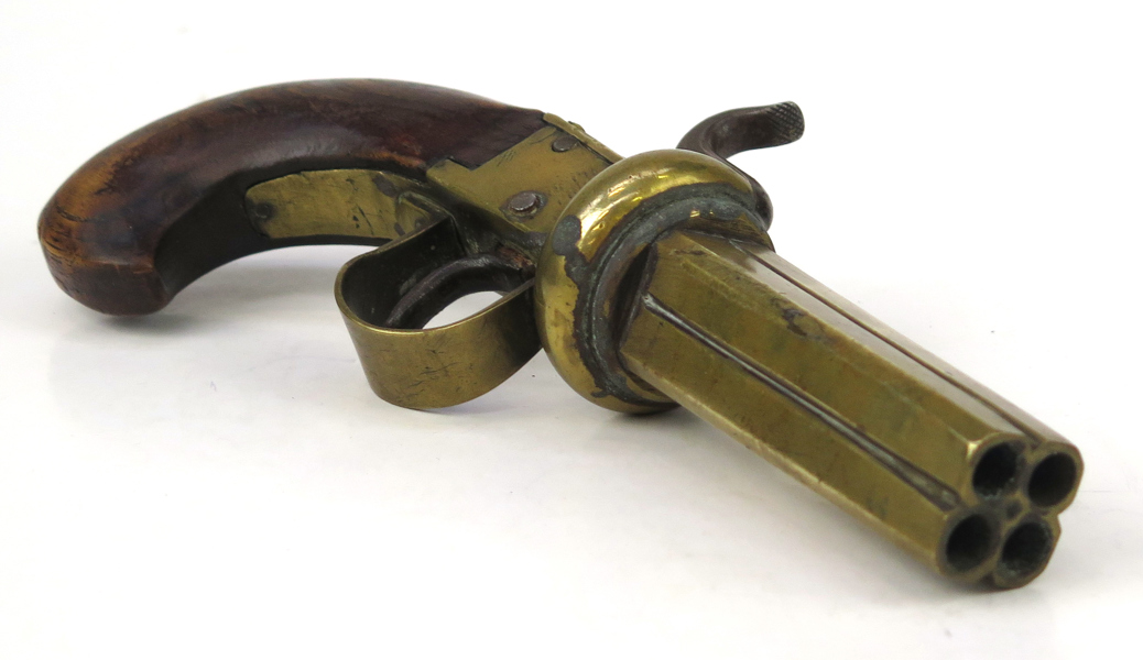 Revolver mässing med kolv i alm, så kallad Länsmanspistol eller Smålänning, 4-pipig, signerad AIS för Anders Johannesson i Romenäs (1840-1914), l 21 cm