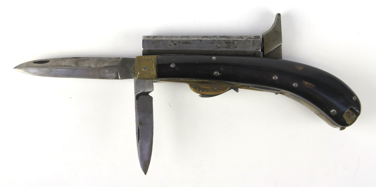 Knivpistol, smide och horn, 1800-talets mitt, omärkt men säkerligen Unwin & Rodgers, Sheffield, dubbla knivblad, kolv med infälld pincett, längd m utfällt blad 26 cm, kulform saknas