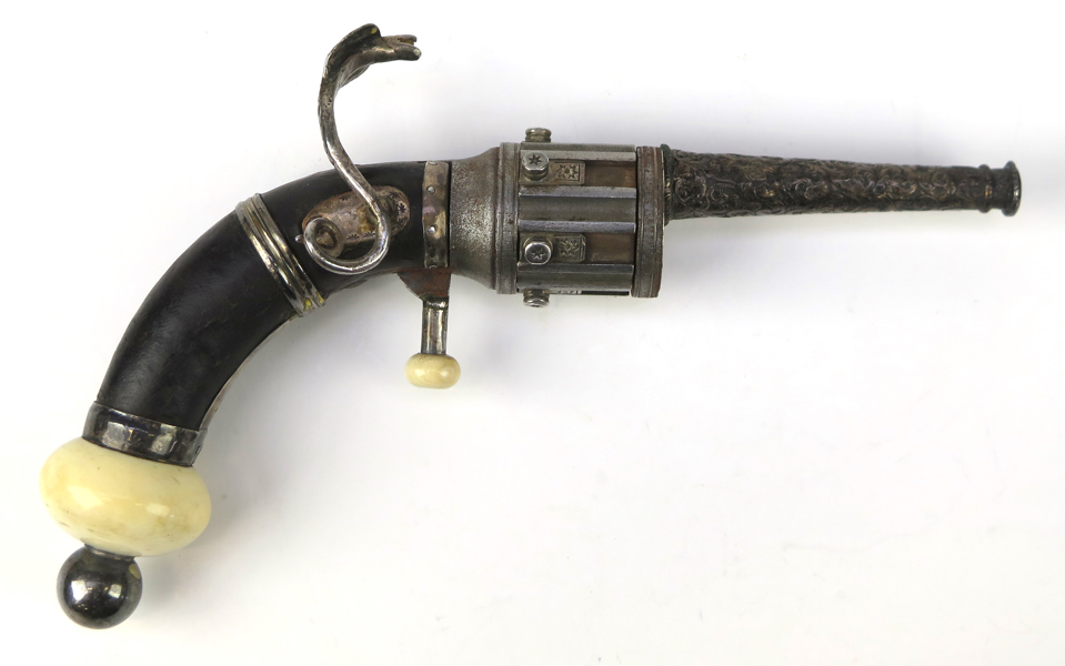 Luntlåsrevolver, smide, silver och elfenben, möjligen Indien, 1800-tal, läderklädd kolv, hane i form av kobra, längd 26 cm