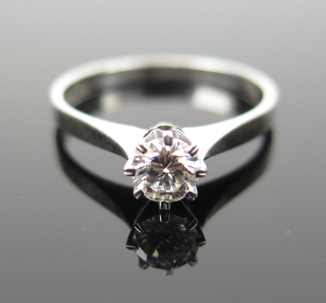 Ring, 18 karat vitguld med en briljantslipad diamant om 0.53 carat enligt gravyr, stämplad guldkedjan Varberg 1980, innerdiameter 17 mm, vikt 3 gram