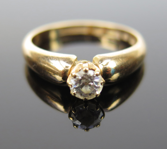 Ring, 18 karat rödguld med en briljantslipad diamant om cirka 0,3 carat, stämplad Ossner Göteborg innerdiameter 17 mm, vikt 4,9 gram