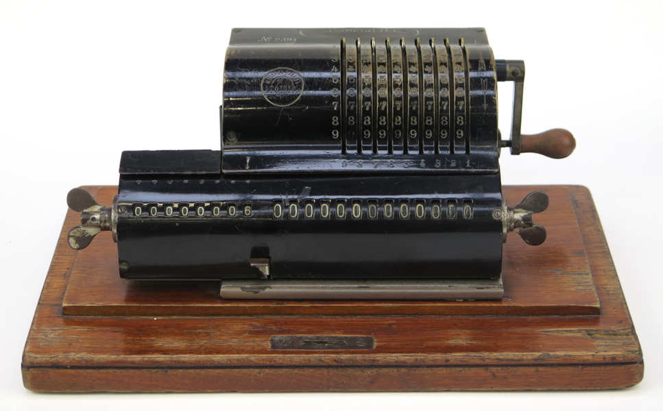 Räknemaskin, rysk "Original Odhnermod 1" (Artithmometer) omkring 1892, nr 2394, l 35 cm, medföljer dokumentation