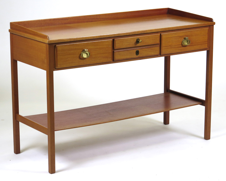 Hörlin Holmquist, Kerstin för NK:s verkstäder/Triva-serien, sideboard, mahogny med mässingsbeslag, etikettsignerat, b 122 cm