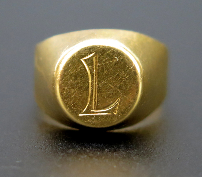 Klackring, 18 karat rödguld, slät modell, stämplad Nils Widell Helsingborg 1959, innerdiameter 14 mm, vikt 2,5 gram, initial "L"