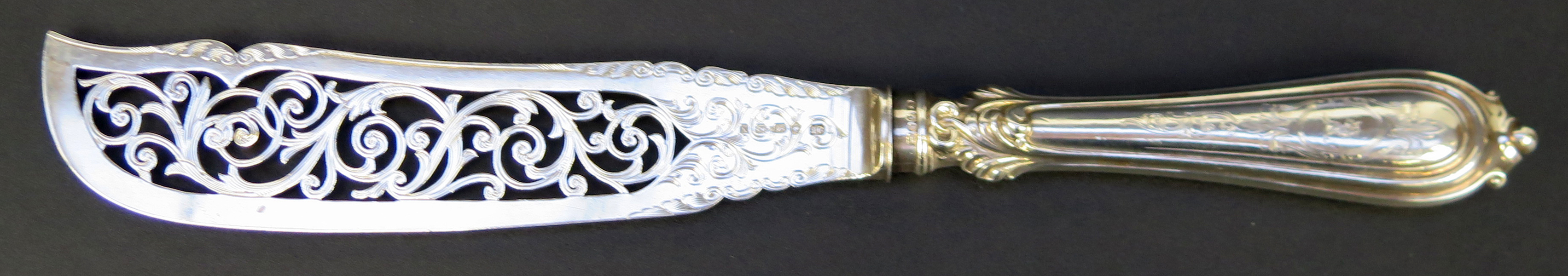 Tårtspade, sterlingsilver, genombrutet blad, skaft i Olgaliknande modell, graverad adlig crest, stämplad John Gilbert Birmingham 1862, l 33 cm, fyllt skaft