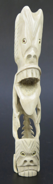 Skulptur, renhorn, så kallad Tupilaq, inuitarbete, 1900-tal, i form av stående demor, h 19 cm_37019a_8dc33ad0ffd6e48_lg.jpeg