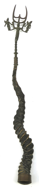 Treudd, brons, så kallad Trishula, Indien, 18-1900-tal, dekor av Shiva flankerad av mindre gudomligheter, senare monterat på antilophorn, total l 52 cm_37073a_8dc3d0db9ce96c6_lg.jpeg