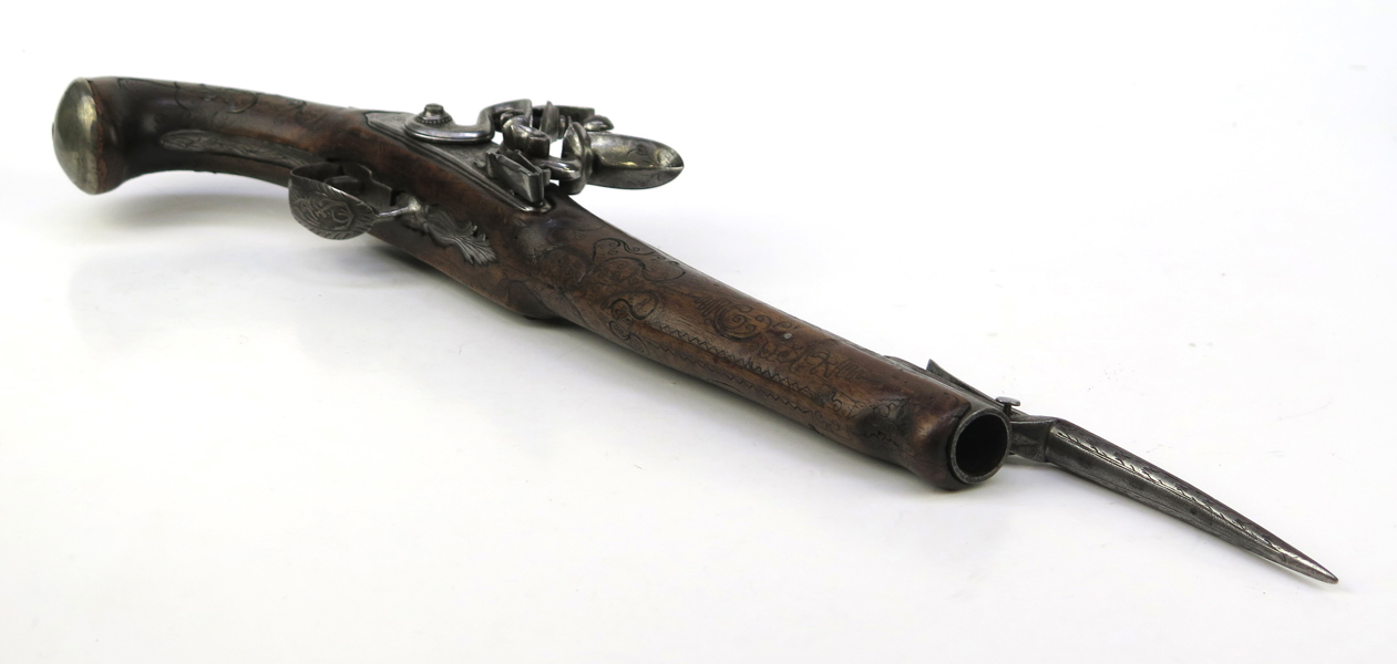 Flintlåspistol med fjäderbajonett, 17-1800-tal, rik dekor i silver och guld, total längd 50 cm_37111a_lg.jpeg