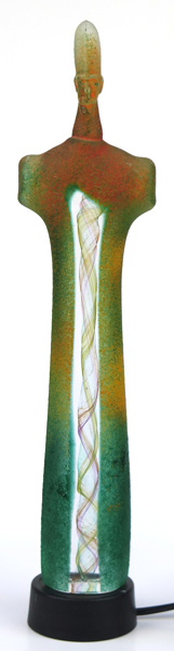 Engman, Kjell för Kosta Boda, skulptur, sandgjutet, polykromt glas, stående figur, antagligen ur serien "Well", signerad, medföljer sockel med belysning, h exklusive sockel 38 cm_37129a_8dc3f8656a3e0d7_lg.jpeg