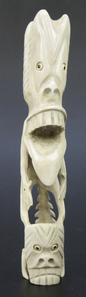 Skulptur, renhorn, så kallad Tupilaq, inuitarbete, 1900-tal, i form av stående demor, h 19 cm