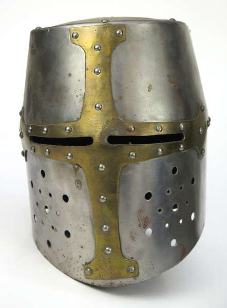 Hjälm, smide och mässing, så kallad Great Helm, 11-1300-talsmodell, modern tillverkning, h 29 cm_37215a_lg.jpeg