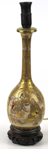 Okänd mästare, vas, flintgods, Kutani (?), sekelskiftet 1900, heltäckande dekor av heliga personer mm i guld, senare monterad till lampa, oidentifierad signatur Tsukuru, h exklusive lamphållare 26 cm