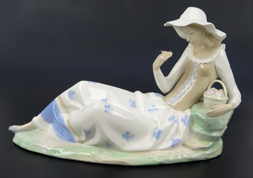 Okänd designer för NAO, figurin, porslin, vilande kvinna med hatt, polykrom underglasyrdekor, l 36 cm_37305a_lg.jpeg